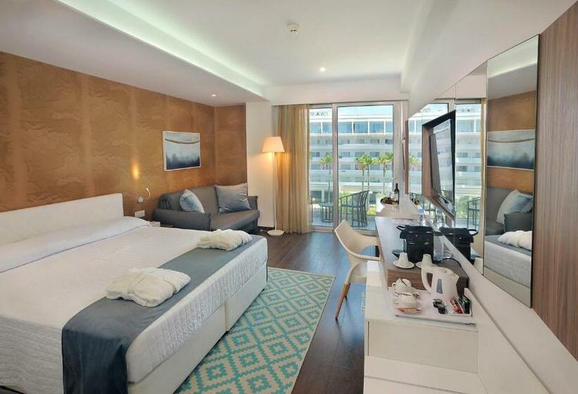 غرفة سوبيريور عائلية, Nestor