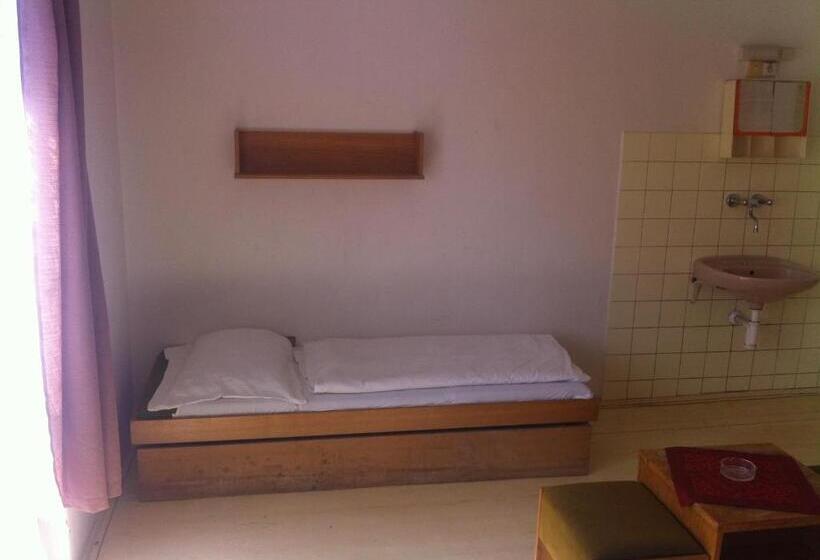 Номер Стандарт Четырехместный Совместный Санузел, Bělohlávek