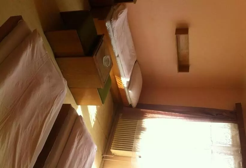 Standard Kolmen Hengen Huone, Bělohlávek