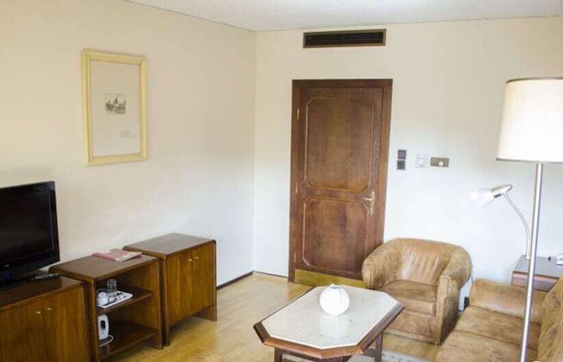 Люкс с Балконом, Konferencia