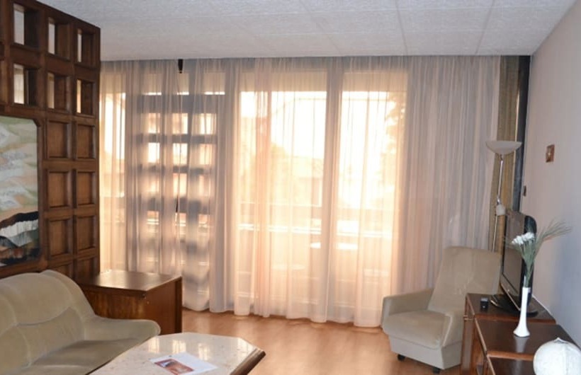 Люкс с Балконом, Konferencia