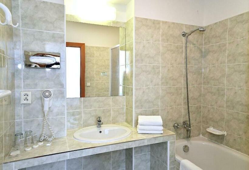 Quarto Triplo Estandar, Merkur   Czech Leading Hotels
