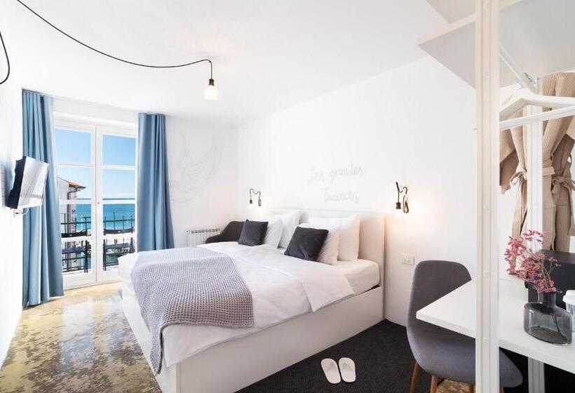 اتاق راحتی با چشم‌انداز دریا, Art Hotel Tartini