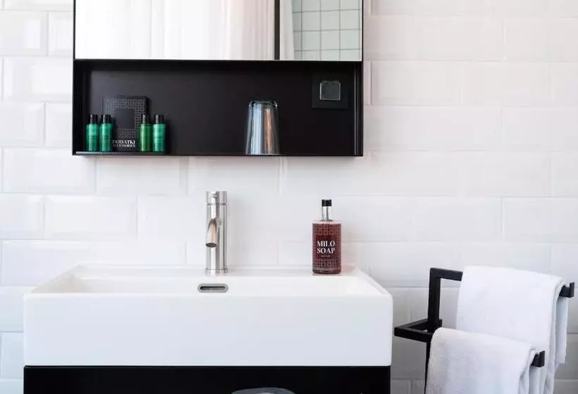 سوییت با چشم‌انداز دریا, Art Hotel Tartini