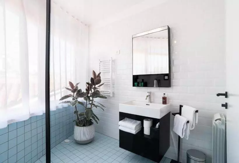 سوییت با چشم‌انداز دریا, Art Hotel Tartini