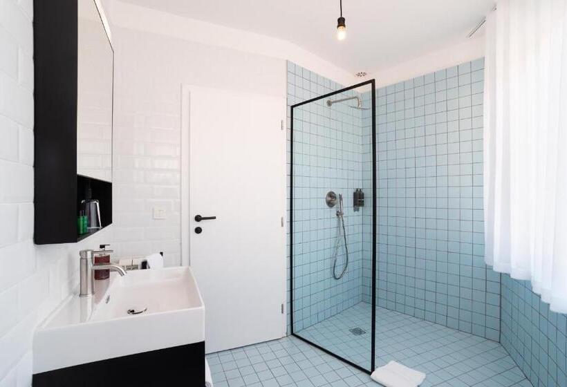 سوییت با چشم‌انداز دریا, Art Hotel Tartini