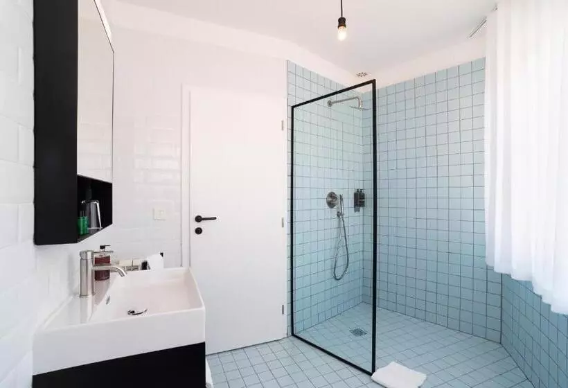 سوییت با چشم‌انداز دریا, Art Hotel Tartini