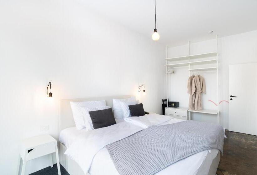 سوییت با چشم‌انداز دریا, Art Hotel Tartini