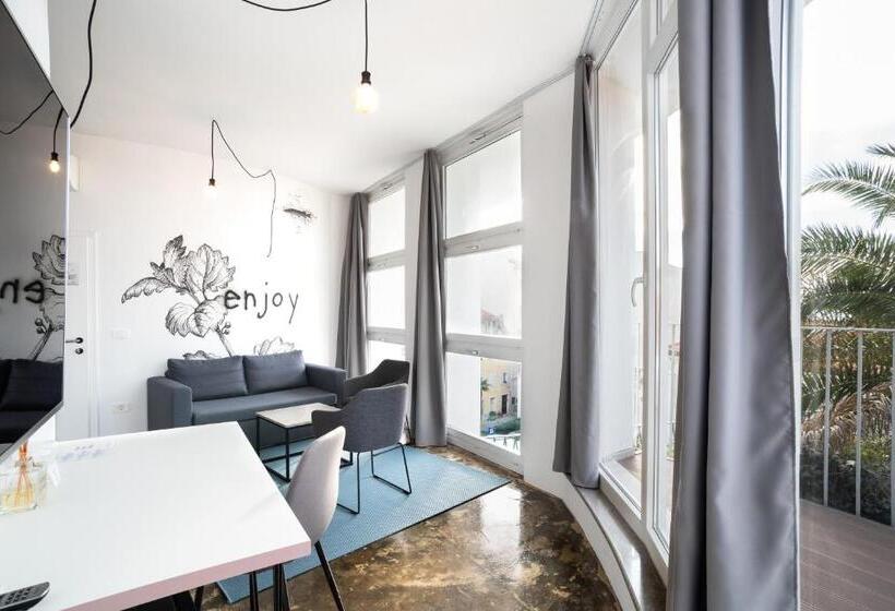 سوییت با چشم‌انداز دریا, Art Hotel Tartini