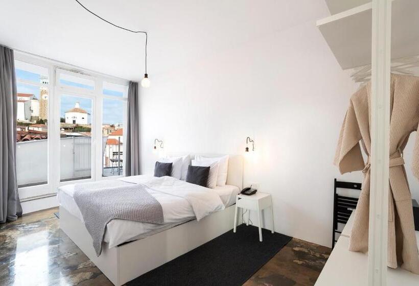 سوییت با چشم‌انداز دریا, Art Hotel Tartini