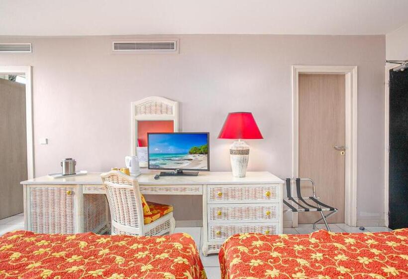 اتاق خانوادگی, Karibea Squash