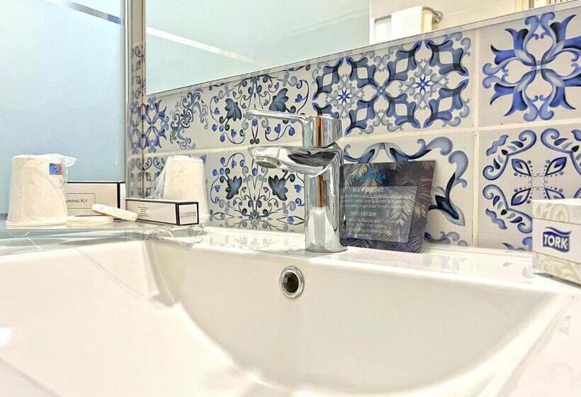 اتاق خانوادگی, Karibea Squash