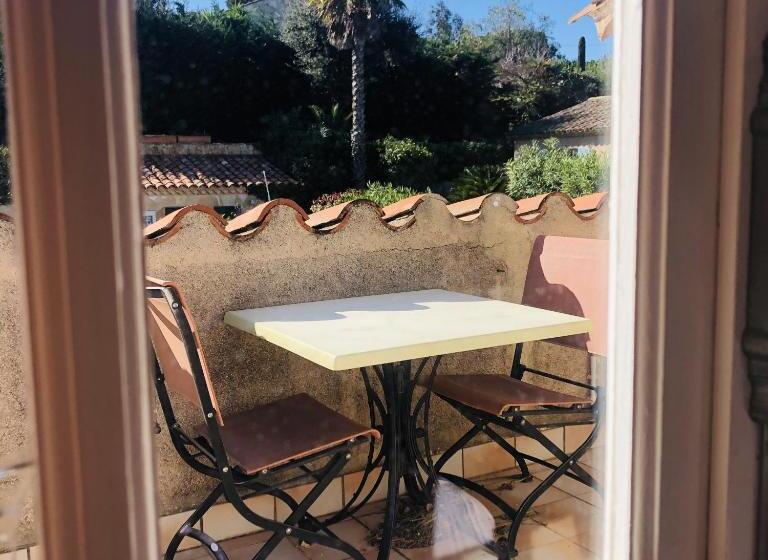 プールビュースタンダードルーム, Hôtel Jas Neuf