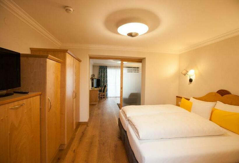 جناح جونيور, Jägerhof