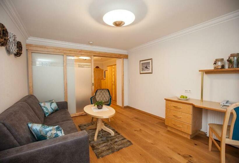 جناح جونيور, Jägerhof