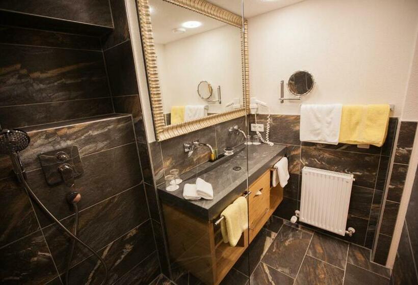 جناح جونيور, Jägerhof