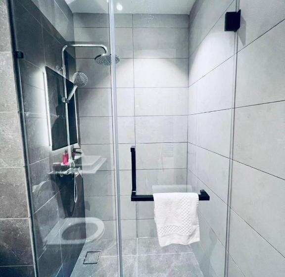 استودیوی استاندارد, Royal Kuala Lumpur