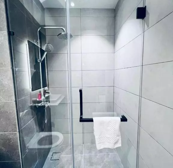 استودیوی استاندارد, Royal Kuala Lumpur