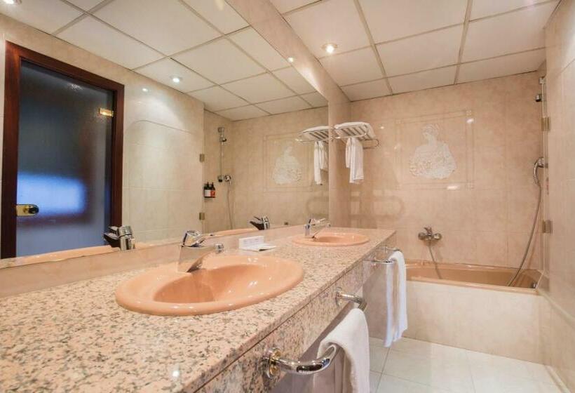 اتاق استاندارد سه نفره, YOMO Imperial