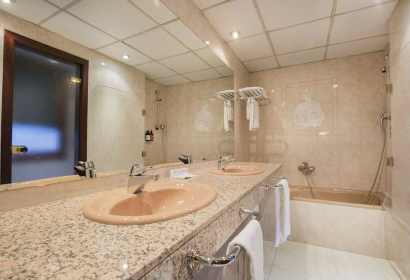 اتاق استاندارد سه نفره, YOMO Imperial