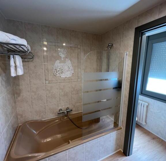 اتاق لوکس سه تخته, YOMO Imperial