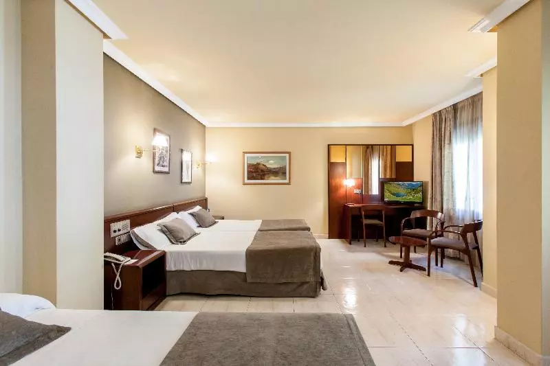 اتاق استاندارد سه نفره, YOMO Imperial