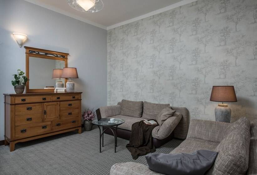 سوییت جونیور, Monastery Garden Prague