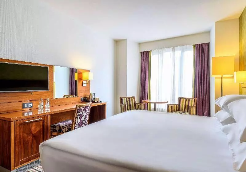 キングサイズベッドのスーペリアルーム, Mercure Liege City Centre