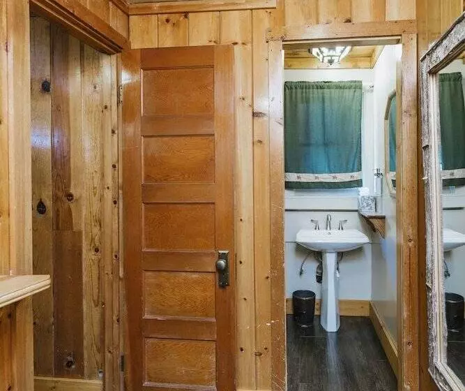 اتاق استاندارد با سرویس بهداشتی مشترک, Tamarack Lodge