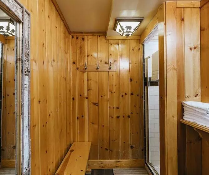 اتاق استاندارد با سرویس بهداشتی مشترک, Tamarack Lodge