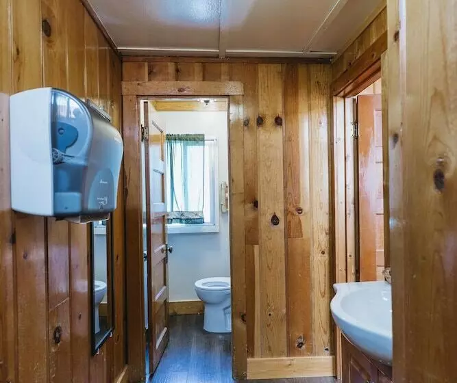 اتاق استاندارد با سرویس بهداشتی مشترک, Tamarack Lodge