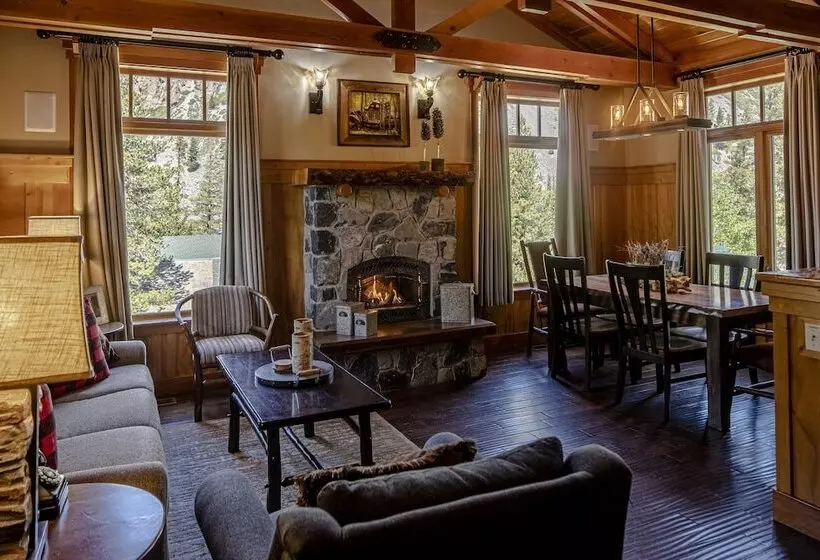کابین, Tamarack Lodge