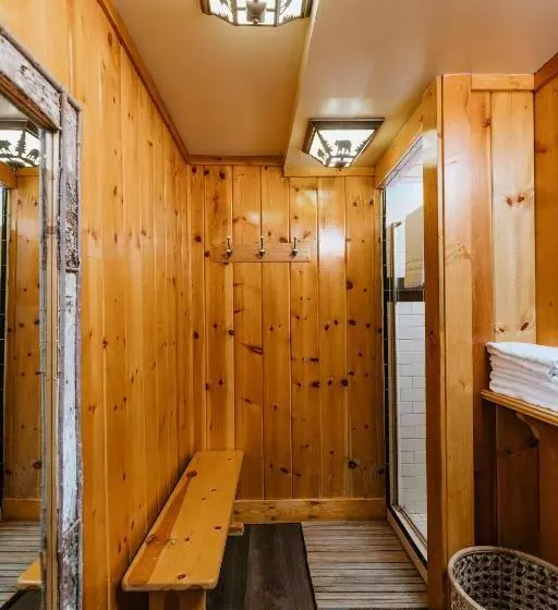 اتاق استاندارد با سرویس بهداشتی مشترک, Tamarack Lodge