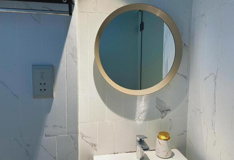 اتاق خانوادگی, Calmo Bugis