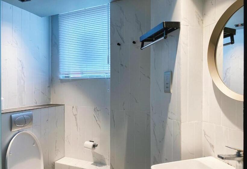 اتاق خانوادگی, Calmo Bugis