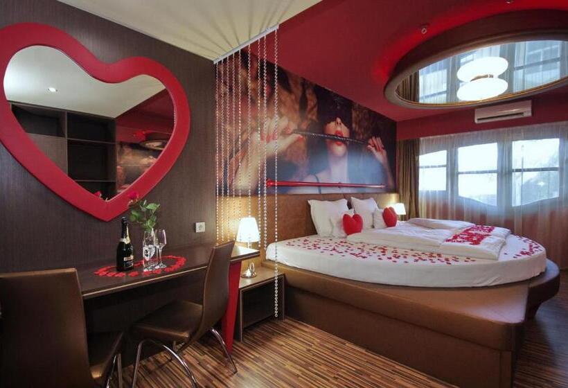 غرفة ديلوكس, Corvin