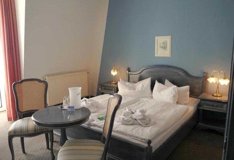 اتاق استاندارد با بالکن و چشم‌انداز دریا, Esplanade Garni