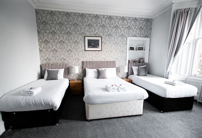 Семейный Номер, Mcinnes House