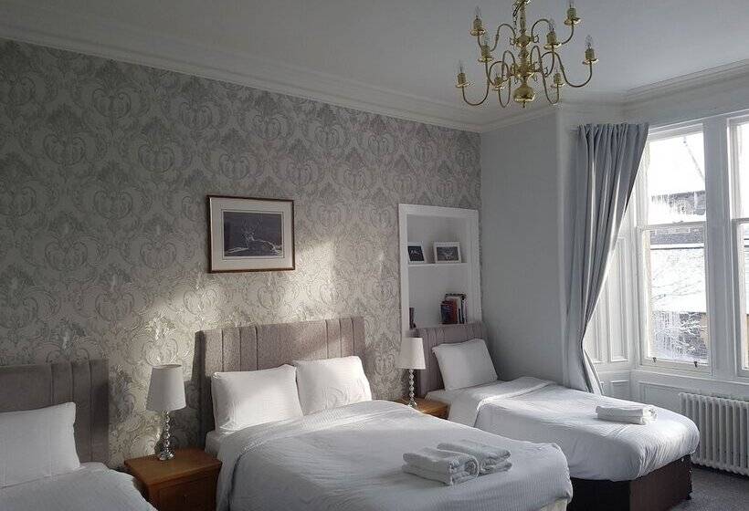 Семейный Номер, Mcinnes House