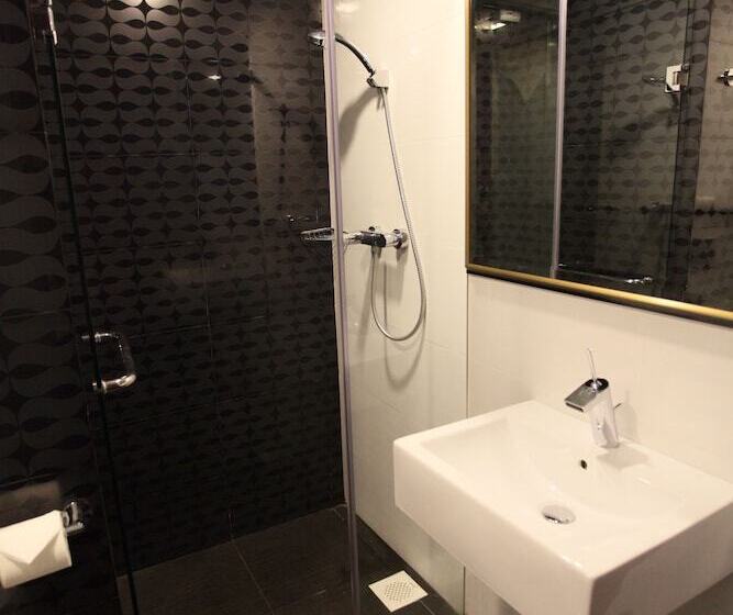 اتاق لوکس, Venue