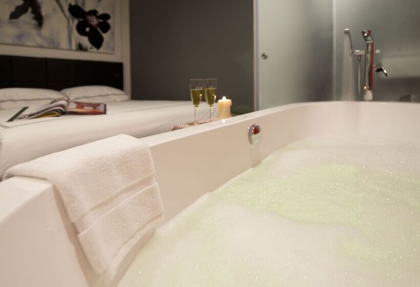 اتاق پرمیوم, Venue