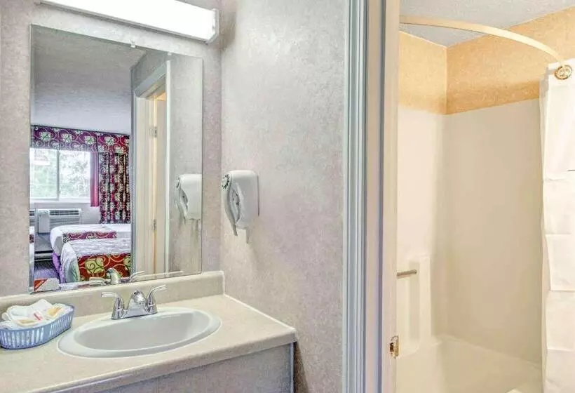 Standard-huone King-vuode, Days Inn By Wyndham Airport/maine Mall