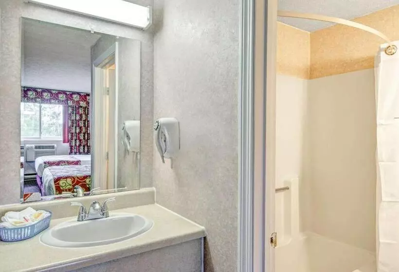 Standard-huone King-vuode, Days Inn By Wyndham Airport/maine Mall