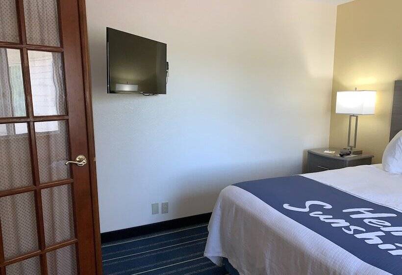 جناح, Days Inn By Wyndham Hinckley