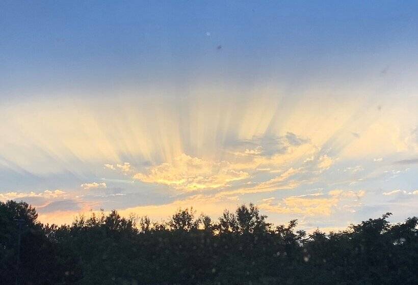 جناح, Days Inn By Wyndham Hinckley