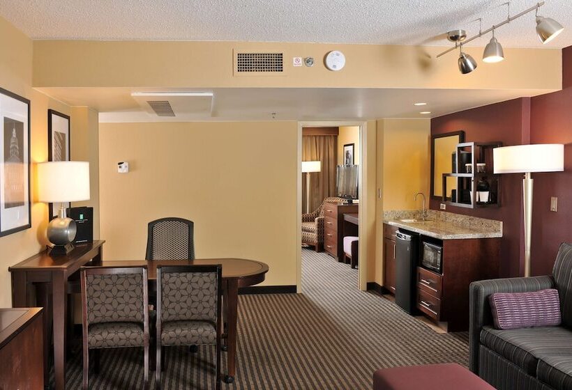 סוויטה מותאמת לאדם עם מוגבלויות, Embassy Suites Hotel Des Moines Downtown