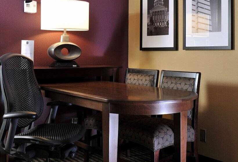סוויטה מותאמת לאדם עם מוגבלויות, Embassy Suites Hotel Des Moines Downtown