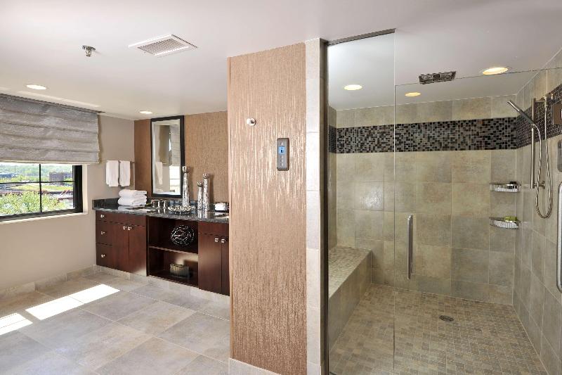 מיטת קינג בסוויטה, Embassy Suites Hotel Des Moines Downtown