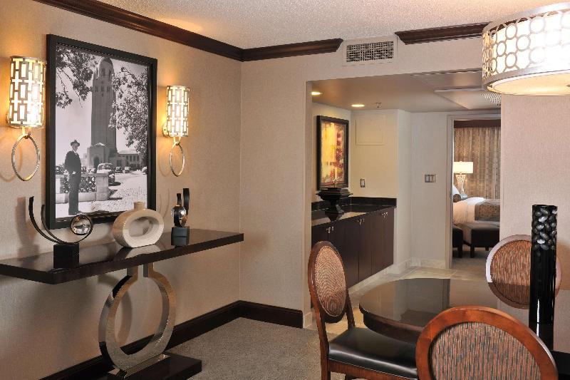 מיטת קינג בסוויטה, Embassy Suites Hotel Des Moines Downtown