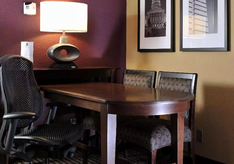سوئیت با چشم‌انداز رودخانه, Embassy Suites Hotel Des Moines Downtown